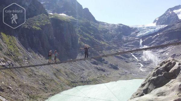 Elveția - Ghețarul Trift văzut de pe podul suspendat și turul Muntelui Pilatus