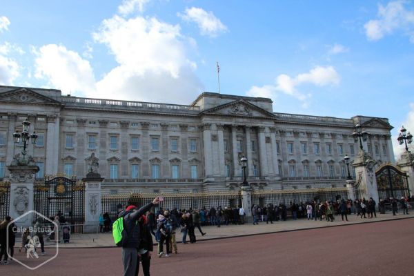 Anglia - Schimbul de gardă la Palatul Buckingham