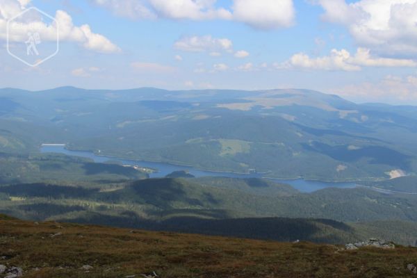 Privind spre Lacul Oașa de pe Vârful lui Pătru din Munții Șureanu