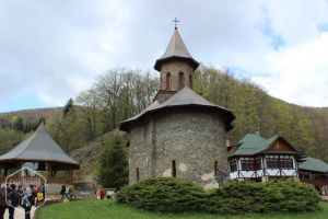 De la Mănăstirea Prislop până la Cetatea Jdioarei prin Tunelul Dragostei