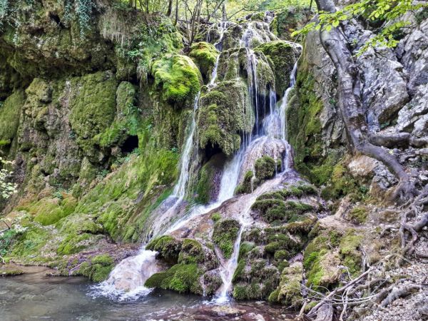 Ochiul Bei și Cascada Beușnița