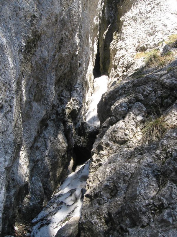 Peștera de Gheață (Masivul Piatra Mare)